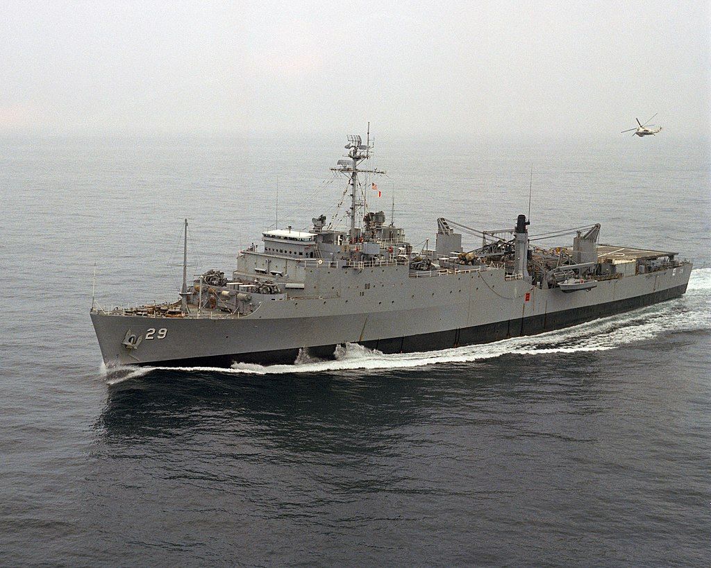 파일:1024px-USS_Plymouth_Rock_(LSD-29)_underway_in_1974.jpg