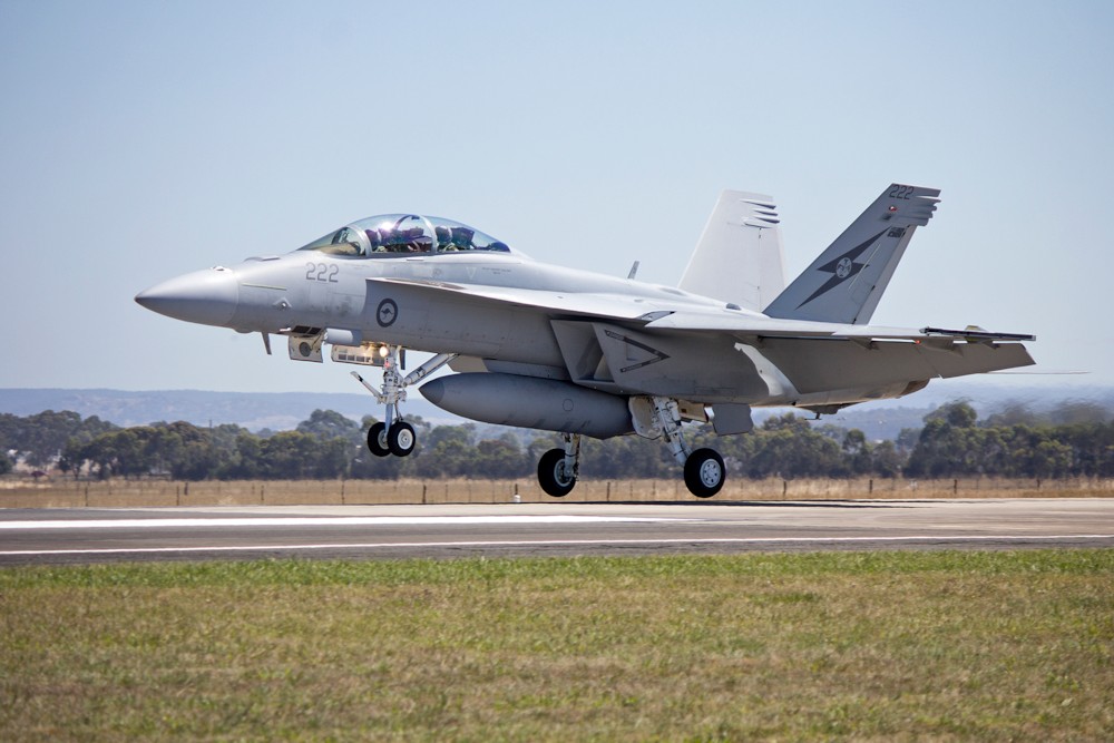 파일:external/upload.wikimedia.org/RAAF_%28A44-222%29_FA_18F_Super_Hornet_landing.jpg
