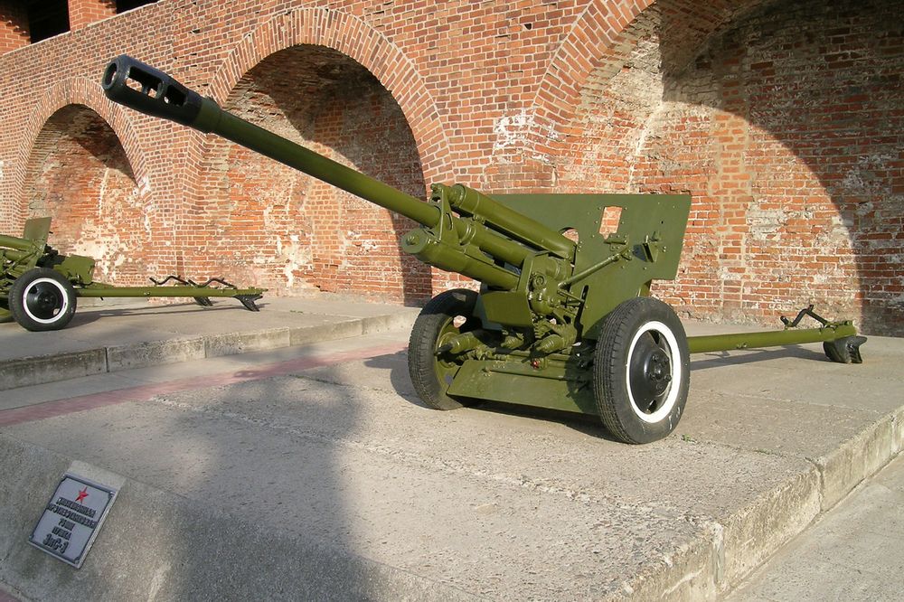 파일:Nizhny_Novgorod_Kremlin_76-mm M1942_ZiS-3.jpg