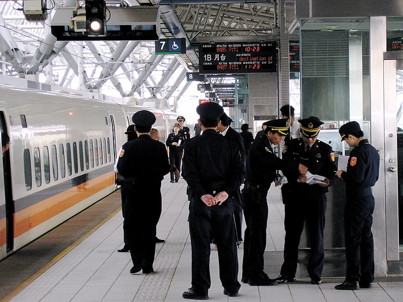 파일:800px-Train_and_police_at_Platform_1B,_THSR_Taichung_Station_20070105b.jpg