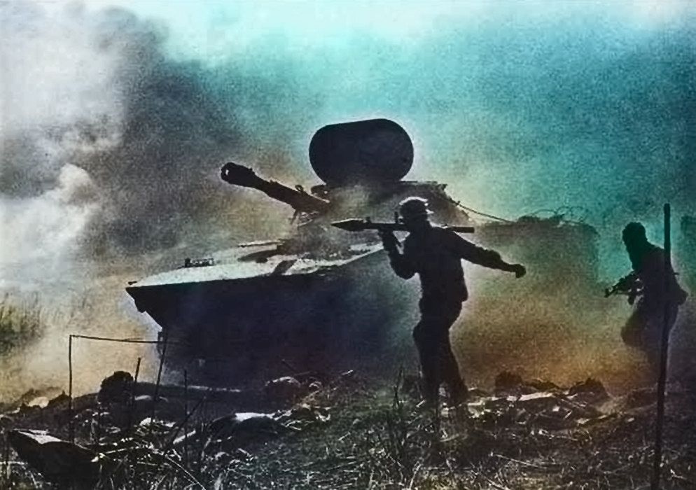 파일:North Vietnamese soldiers and knocked out the PT-76 during the reflection of the South Vietnamese invasion of Laos,February-March 1971..jpg