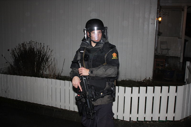 파일:800px-Bevæpnet_norsk_politi.jpg