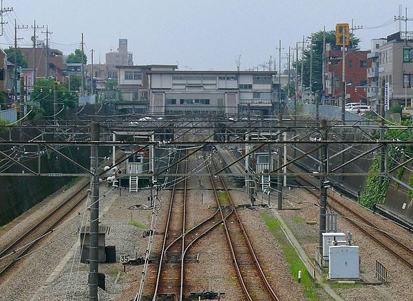 파일:external/upload.wikimedia.org/600px-Higashi-Tokorozawa_Station_Premises.jpg