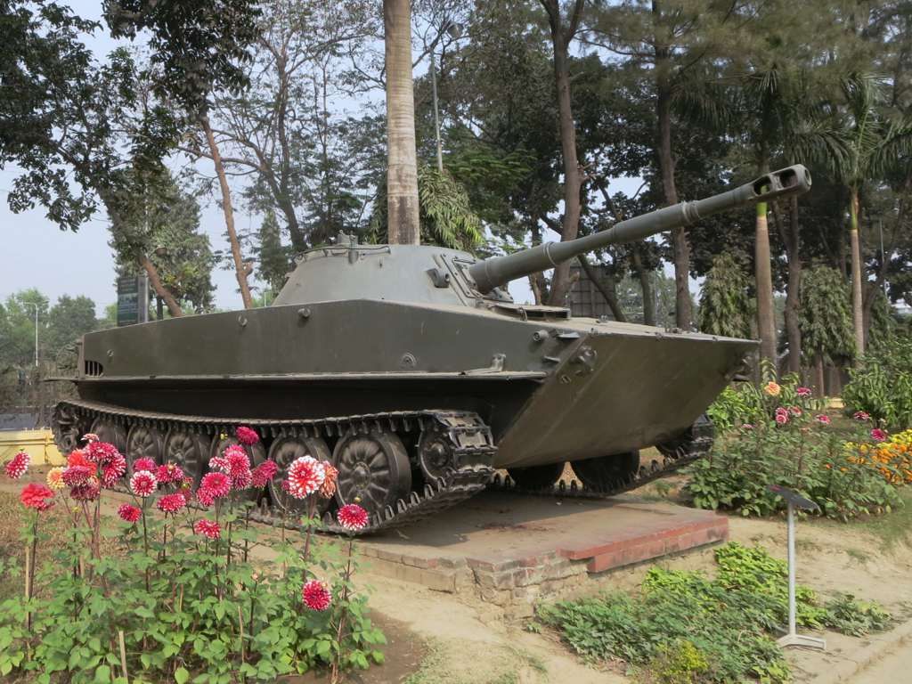 파일:Bangladesh_Military_Museum_PT-76.jpg