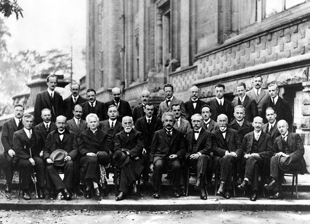 파일:external/upload.wikimedia.org/640px-Solvay_conference_1927.jpg