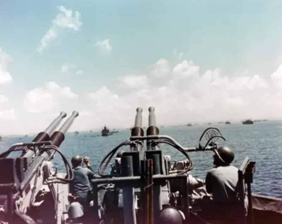 파일:Gun crews on a Quad 40mm Bofors gun mount watch the skies from the Colorado-class battleship USS West Virginia during the invasion of Okinawa, Japan, early 1945.webp