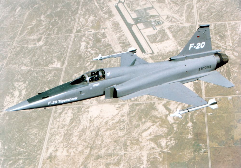 파일:F-20_flying.jpg
