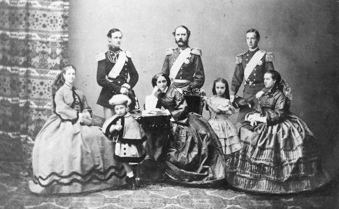 파일:Christian_IX_of_Denmark_and_family_1862.jpg
