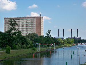 파일:external/upload.wikimedia.org/300px-Wolfsburg_VWHochhaus_und_Kraftwerk.jpg