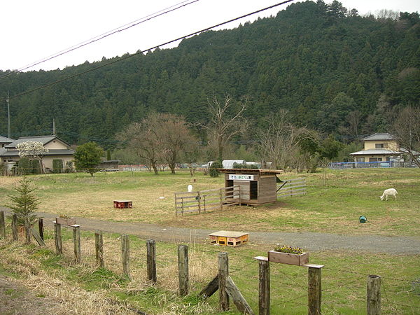 파일:external/upload.wikimedia.org/600px-Musashi-Yokote_Station_Goat_hut.jpg