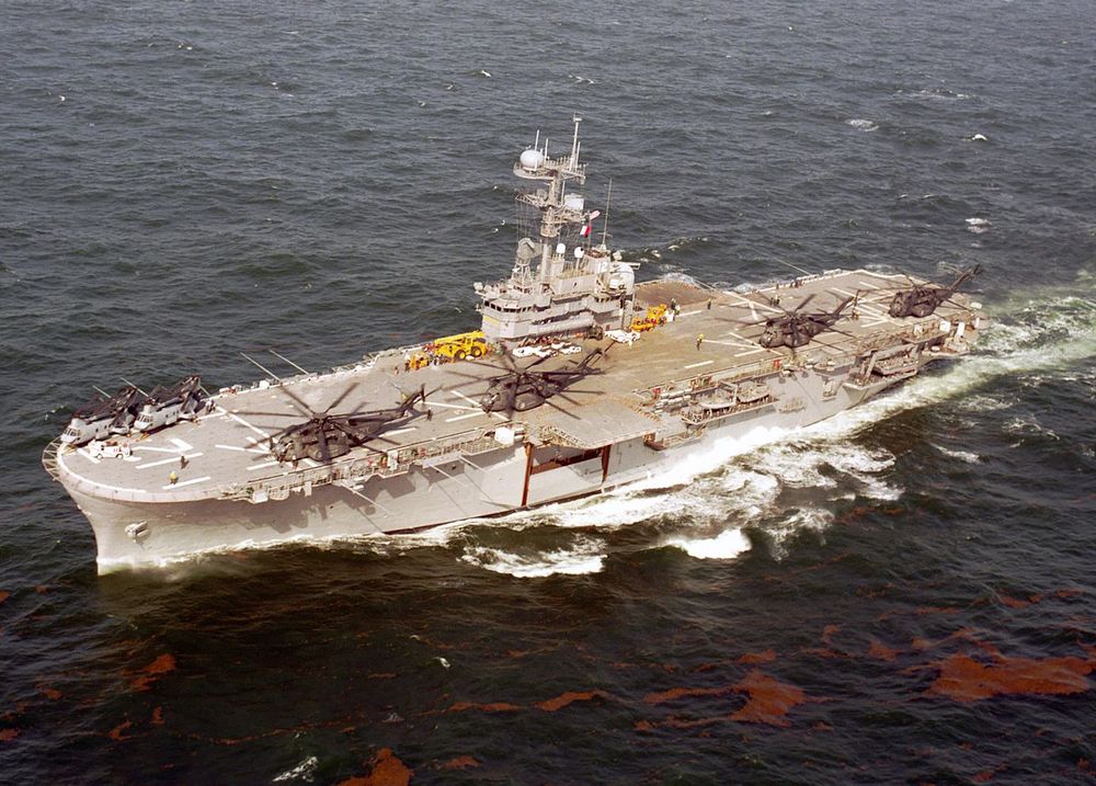 파일:1280px-USS_Inchon_(MCS-12)_underway_in_the_Gulf_of_Mexico_2001.jpg