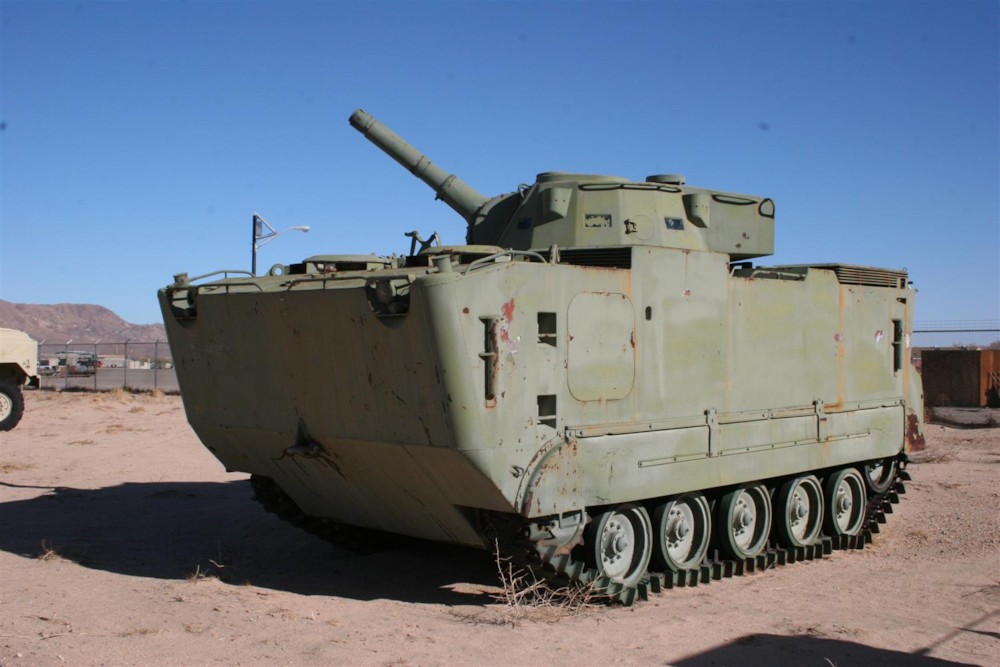 파일:US LVTH-6 Landing Vehicle Tracked Howitzer 105mm.jpg