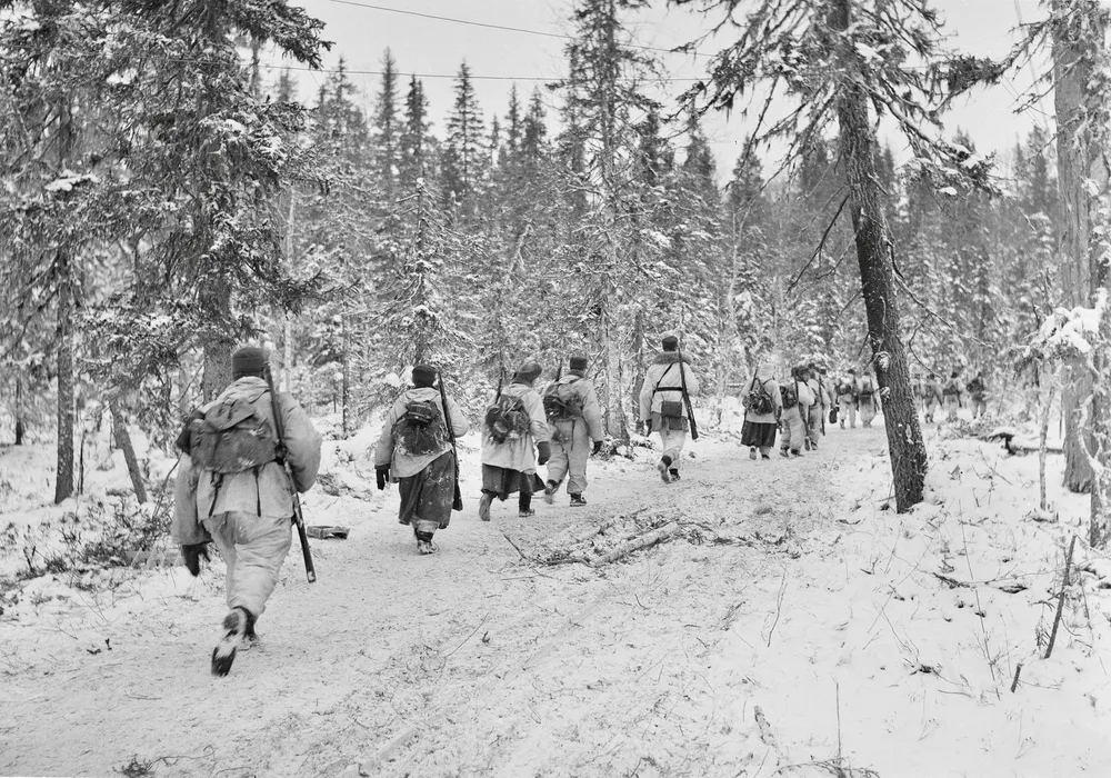 파일:Finnish_soldiers_moving_east_of_Kestenga_towards_the_Murmansk_railway_at_Loukhi_through_the_arctic_forest.jpg