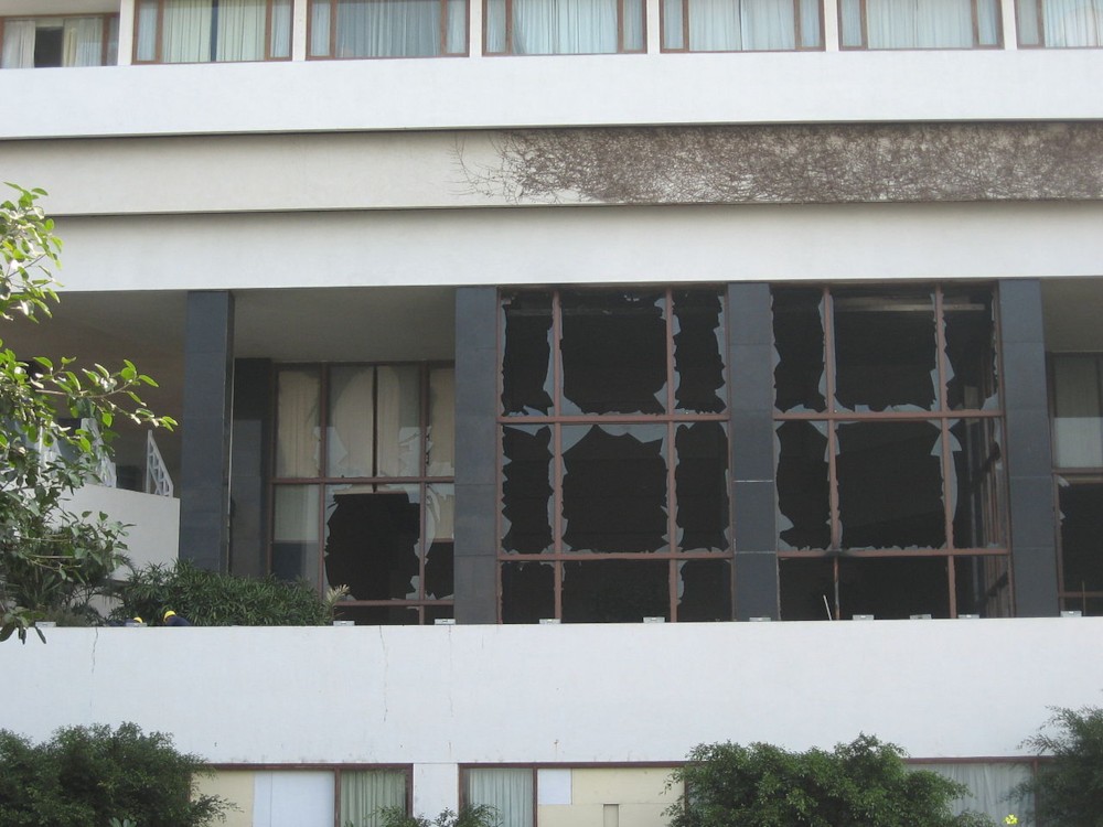 파일:external/upload.wikimedia.org/1280px-2008_Mumbai_terror_attacks_Oberoi_Restaurant.jpg