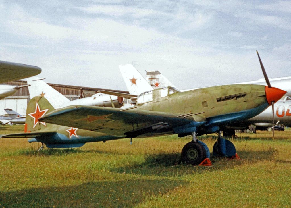 파일:Ilyushin_Il-10M_Soviet_AF_Monino_29.08.94_edited-3.jpg