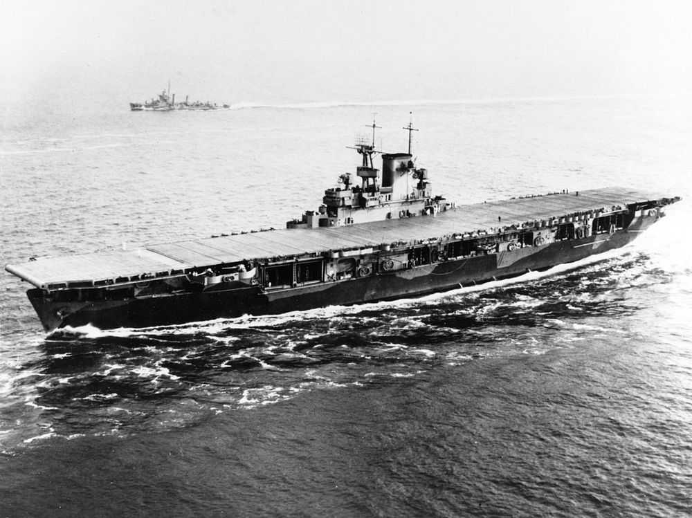 파일:USS_Wasp_(CV-7)_entering_Hampton_Roads_on_26_May_1942.jpg
