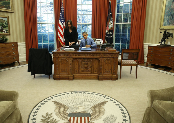 파일:external/www1.pictures.zimbio.com/President+Obama+Signs+Bills+Oval+Office+White+fJZfp99c6wsl.jpg
