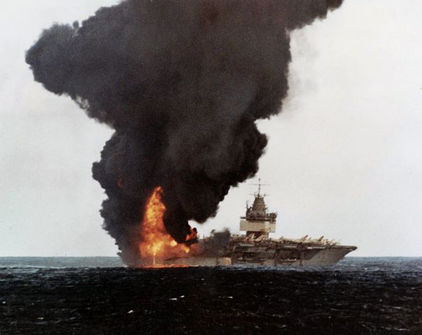 파일:external/upload.wikimedia.org/605px-USS_Enterprise_%28CVN-65%29_burning%2C_stern_view.jpg
