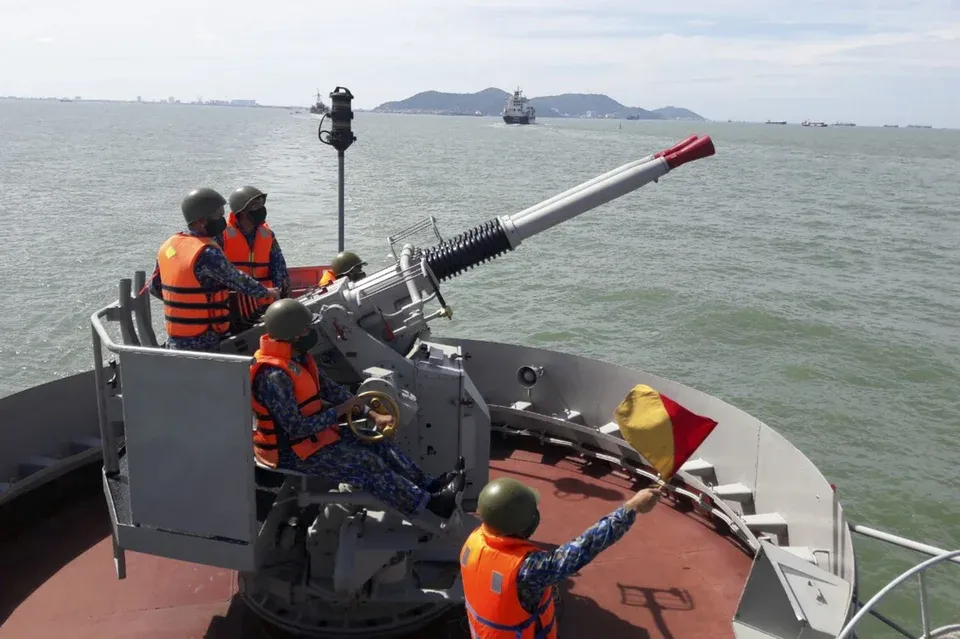 파일:Vietnamese Navy sailors training on twin Bofors 40mm AA guns, 125th Brigade, 2nd Regional Command. June 2021.webp