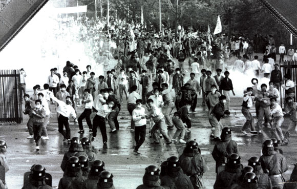 파일:80년대-대학교-교문-시위의-한-장면.jpg