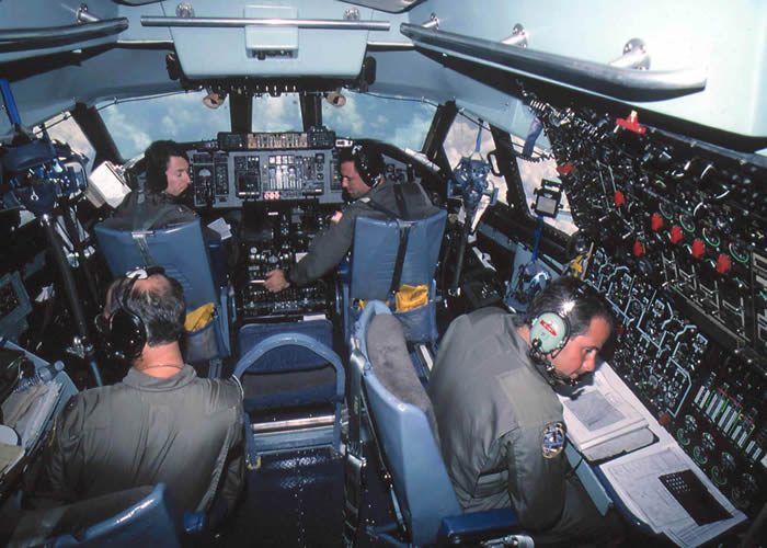 파일:external/www.aviationexplorer.com/c-141_cockpit.jpg