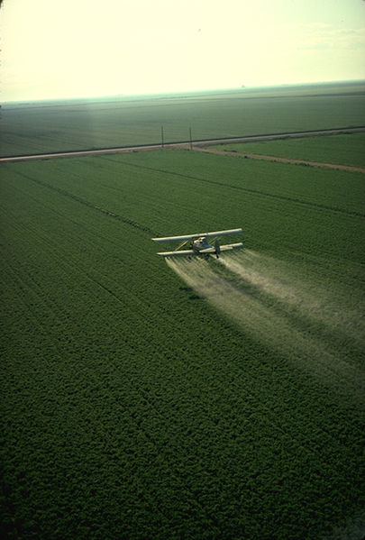 파일:external/upload.wikimedia.org/405px-Cropduster_spraying_pesticides.jpg
