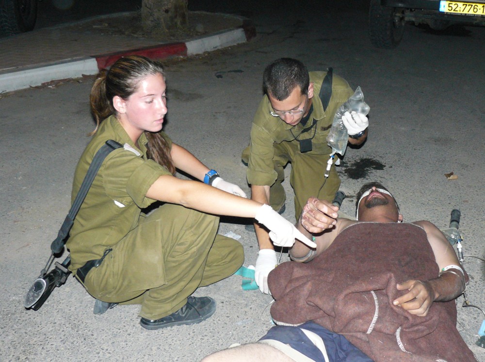 파일:external/upload.wikimedia.org/Flickr_-_Israel_Defense_Forces_-_IDF_Soldiers_Treats_Palestinian_Man.jpg