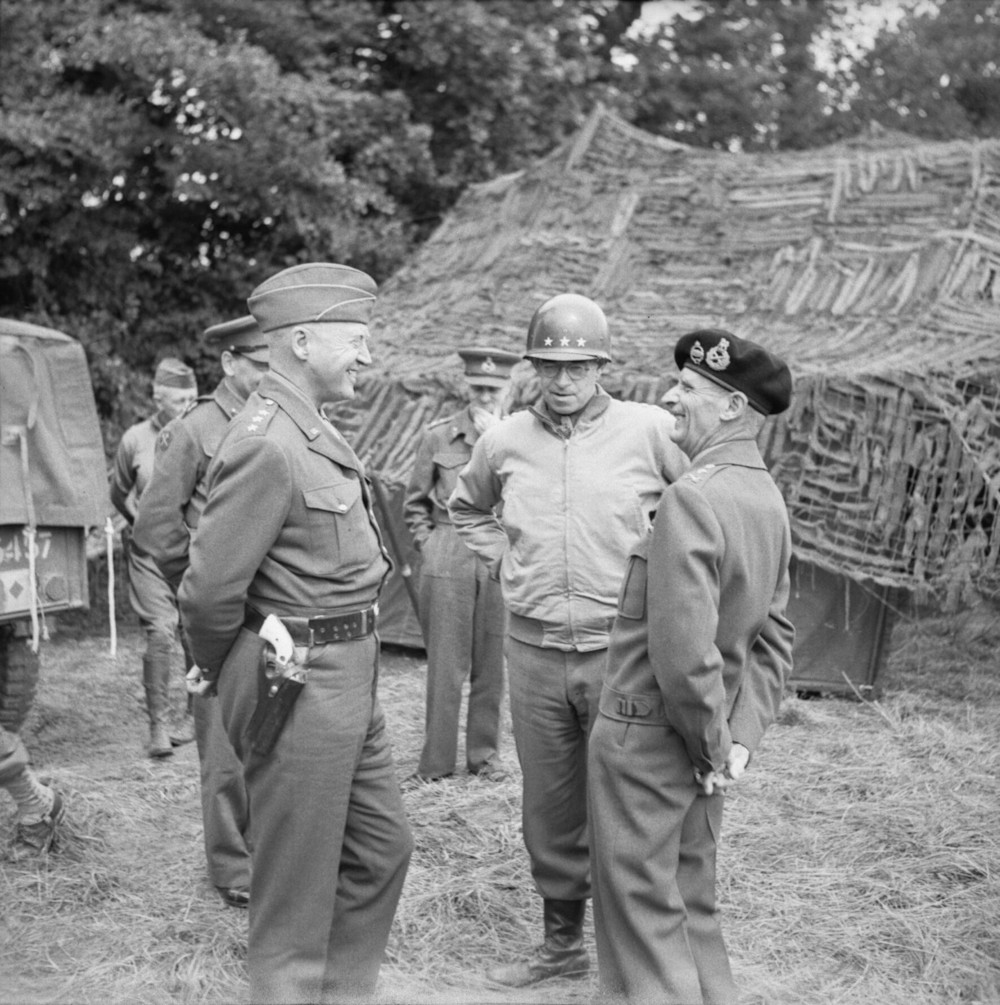 파일:external/upload.wikimedia.org/General_Montgomery_with_Generals_Patton_(left)_and_Bradley_(centre)_at_21st_Army_Group_HQ,_Normandy,_7_July_1944._B6551.jpg