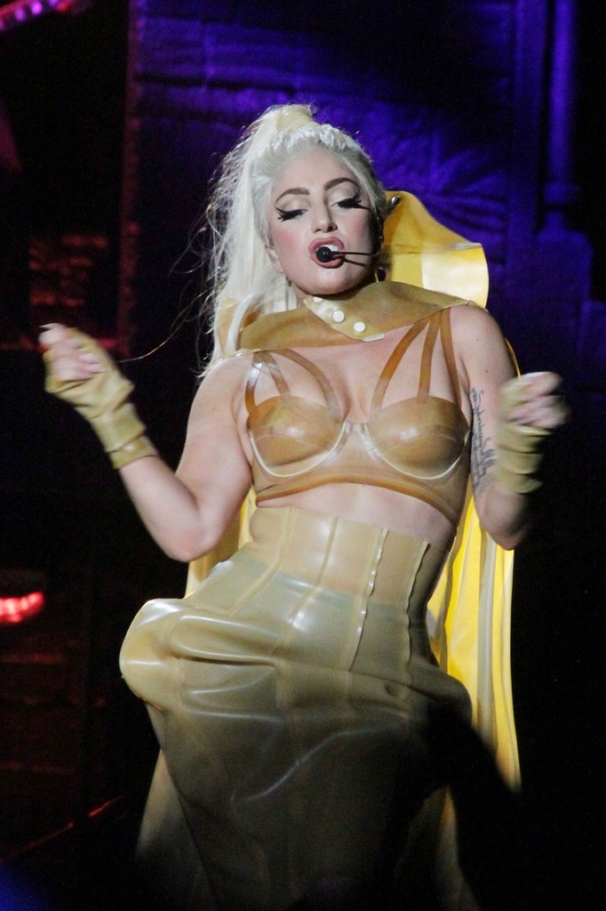 파일:Lady+Gaga+performs+slew+creative+costumes+i8IxFxSAq2nx.jpg