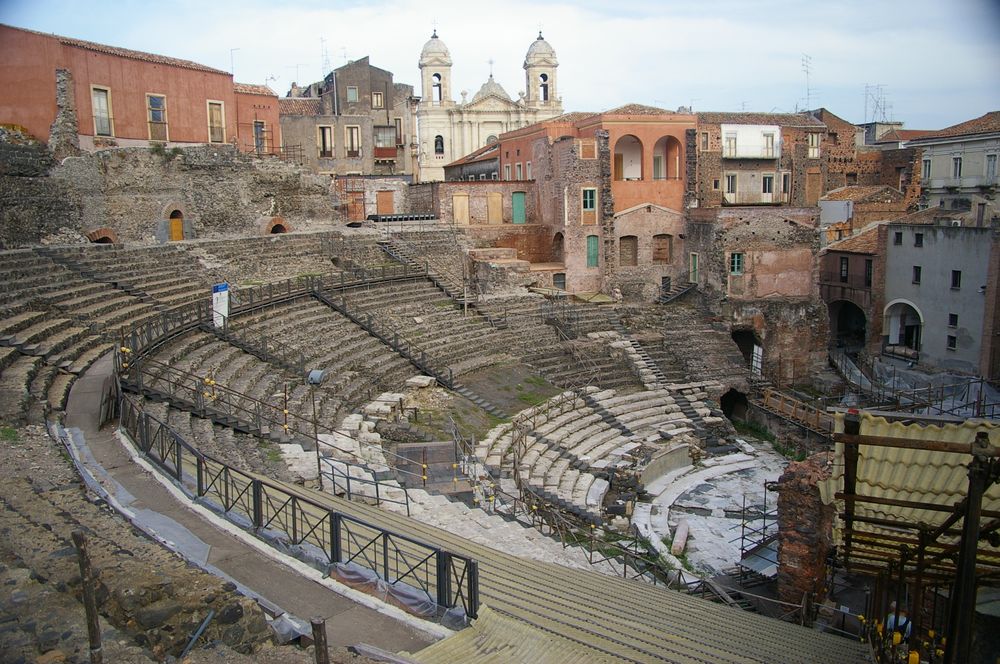 파일:Catania_Greek-Roman_theater...jpg