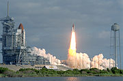 파일:external/upload.wikimedia.org/180px-STS-31_Launch_-_GPN-2000-000684.jpg