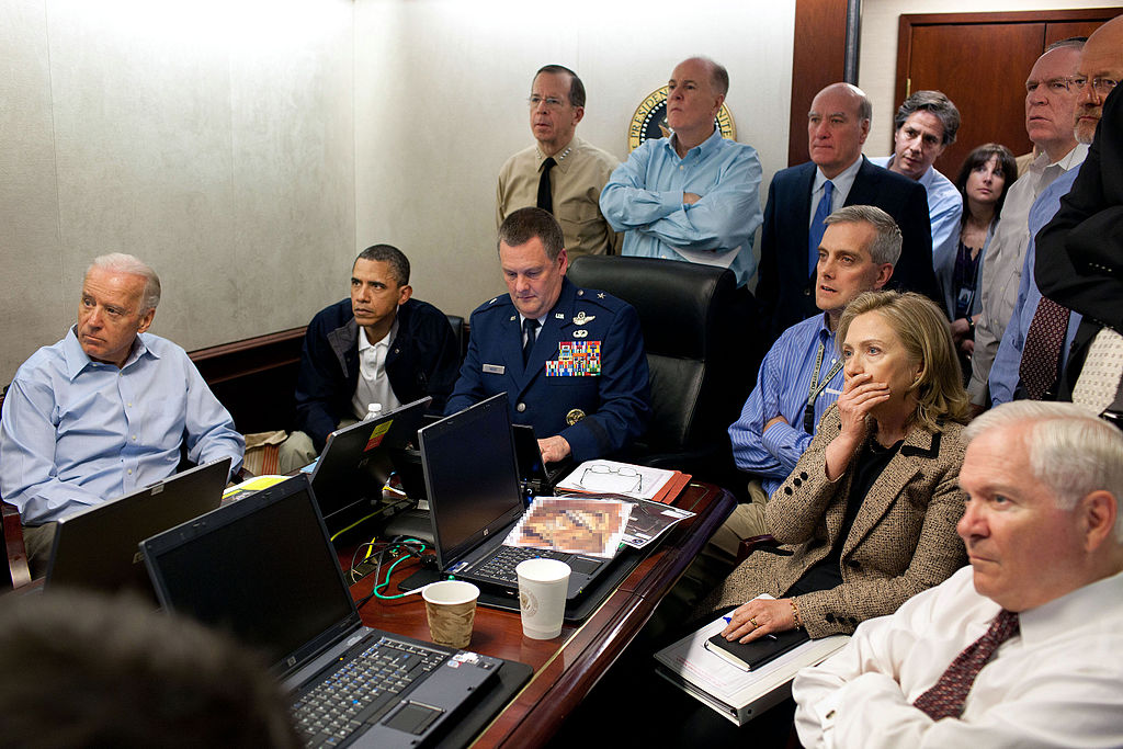 파일:external/upload.wikimedia.org/1024px-Obama_and_Biden_await_updates_on_bin_Laden.jpg
