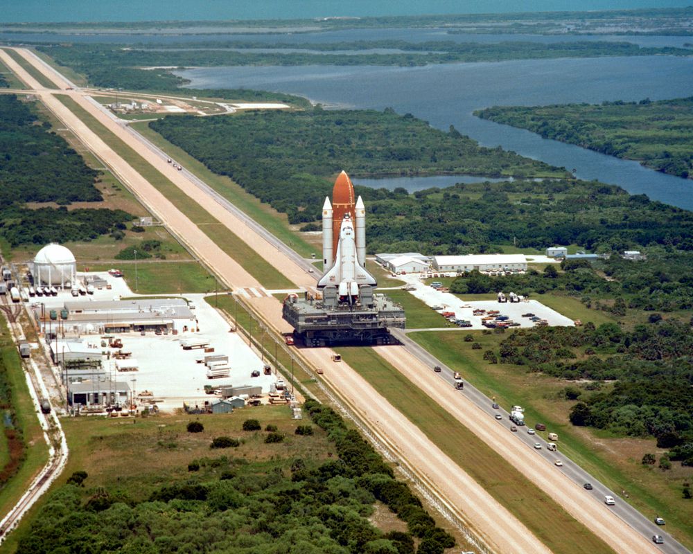 파일:STS-51-L_-_Space_Shuttle_Challenger_on_the_Crawler-Transporter.jpg