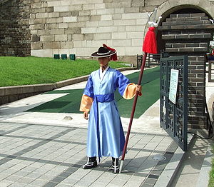 파일:external/upload.wikimedia.org/300px-Korean_guard_with_dangpa.jpg