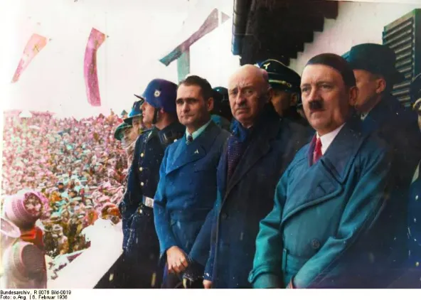 파일:경기장을 바라보는 히틀러.컬러 사진.png