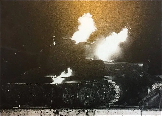 파일:T-34-85 heavily damaged in Paris while on display at a museum by students protesting the Cold War and nuclear arms race by Molotov cocktails, 1974.jpg