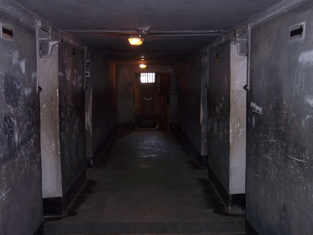 파일:external/upload.wikimedia.org/Auschwitz_I_death_block_11_04.jpg