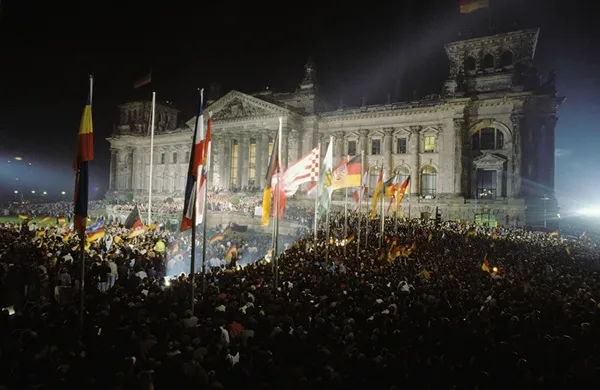 파일:1990년10월 2일에서 3일로넘어가는밤, 베를린에 위치한 연방의회 의사당 앞에서 열린 통일축제.jpg