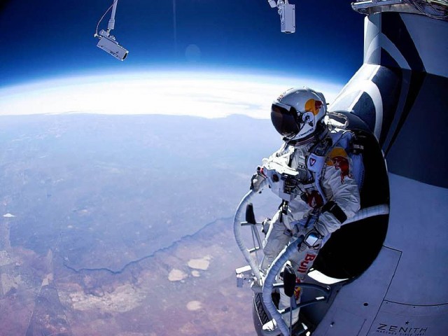 파일:external/www.extremetech.com/felix-baumgartner-standing-in-his-capsule-about-to-dive-640x480.jpg