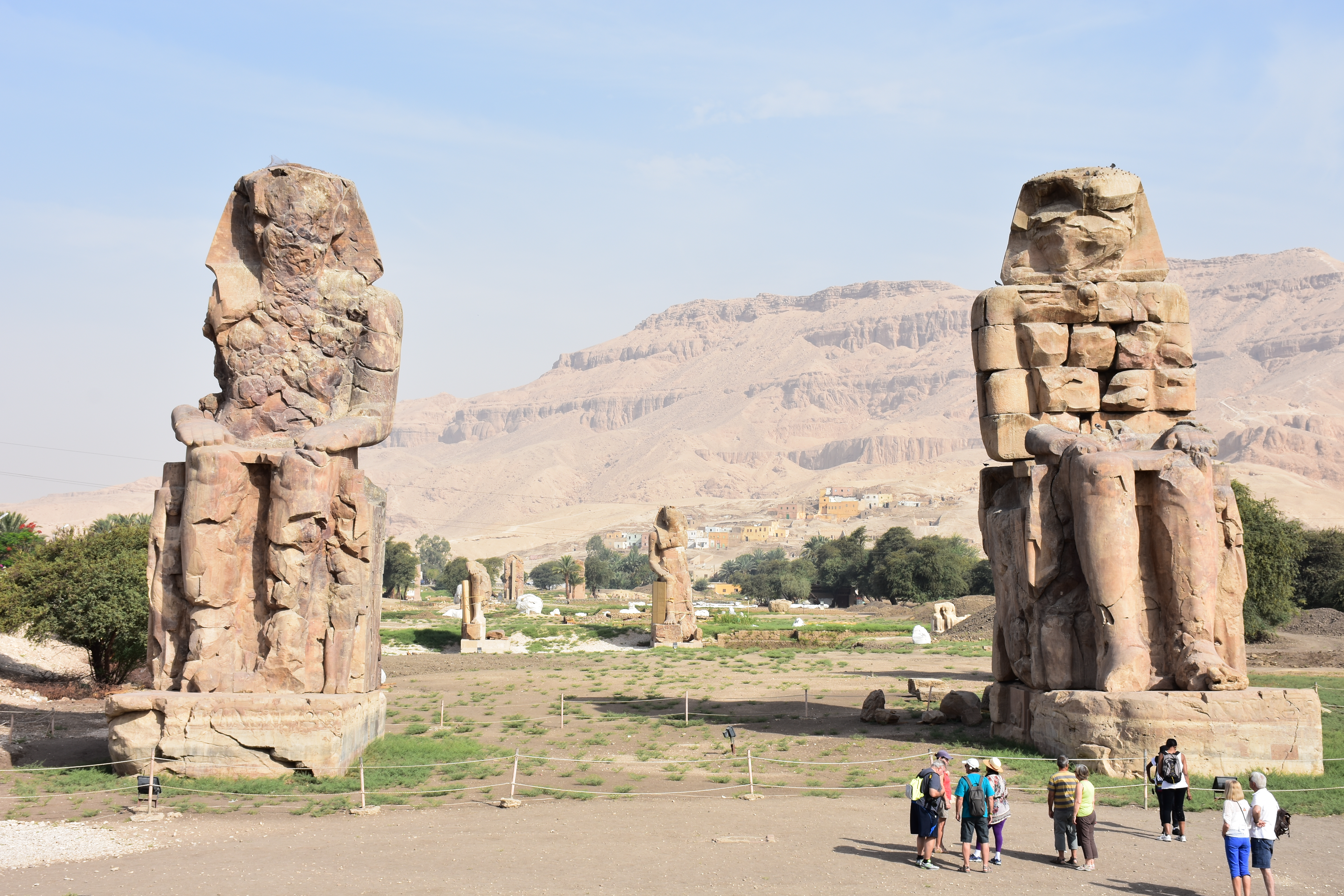 파일:external/upload.wikimedia.org/Colossi_of_Memnon_May_2015_2.jpg