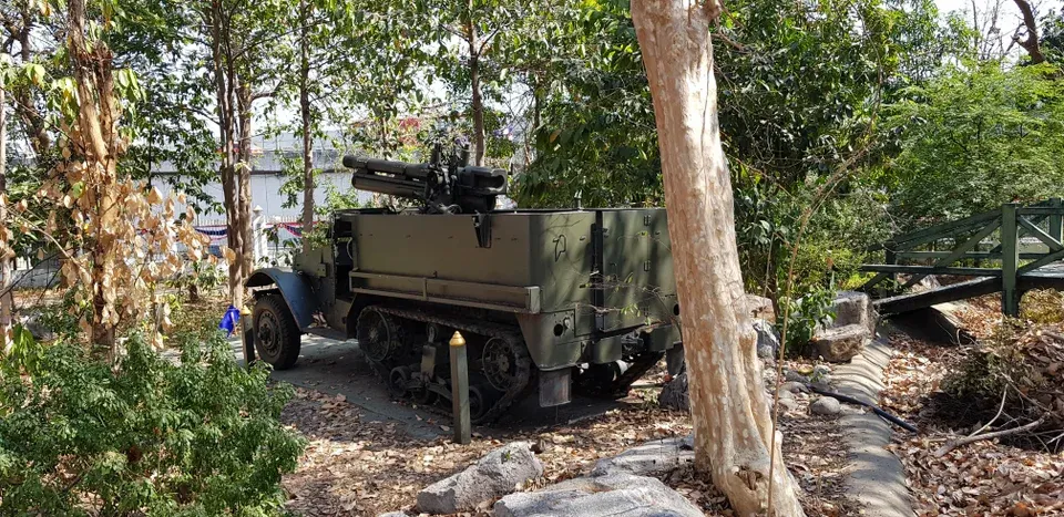 파일:Thai Army M3 half-track fitted with a Bofors 105mm Howitzer.webp