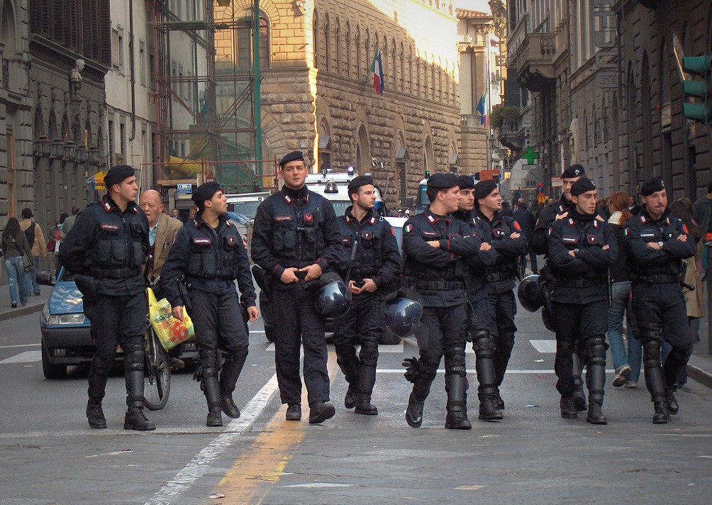 파일:Firenze.Carabinieri01.jpg