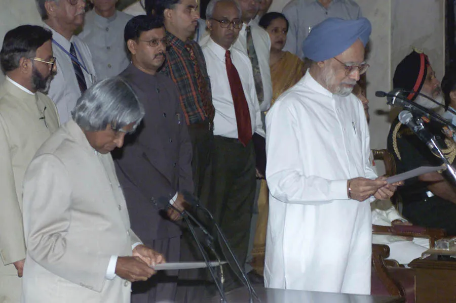 파일:The_President_Dr._A.P._J._Abdul_Kalam_administering_the_oath_of_office_of_the_Prime_Minister_to_Dr._Manmohan_Singh_at_a_Swearing-in_Ceremony_in_New_Delhi_on_May_22,_2004.jpg