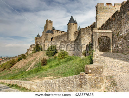 파일:external/thumb7.shutterstock.com/stock-photo-fortress-of-carcassonne-view-the-city-walls-aude-france-422577625.jpg